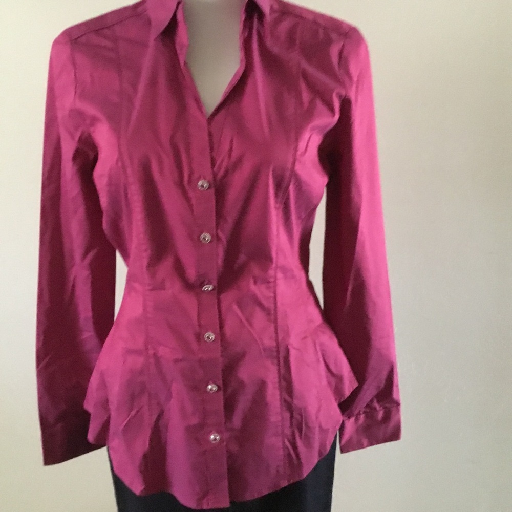 HP-7TH AVENUE- NEW YORK& CO.FITTED BUTTON DOWN TOP WITH DECORATIVE STONE BUTTONS